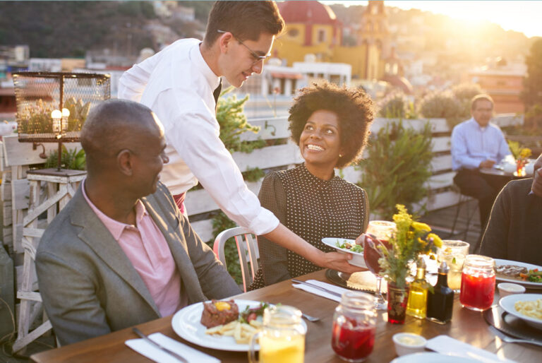 2023’s Best Credit Cards for Dining Out at Restaurants